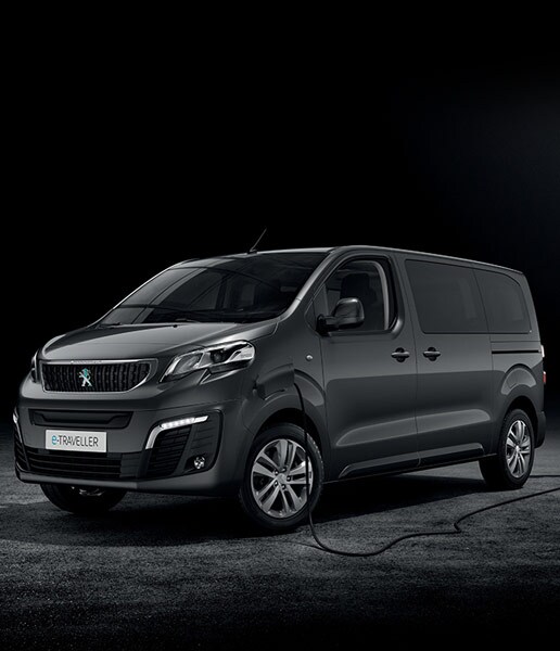 Peugeot e-Traveller branché à une borne de recharge